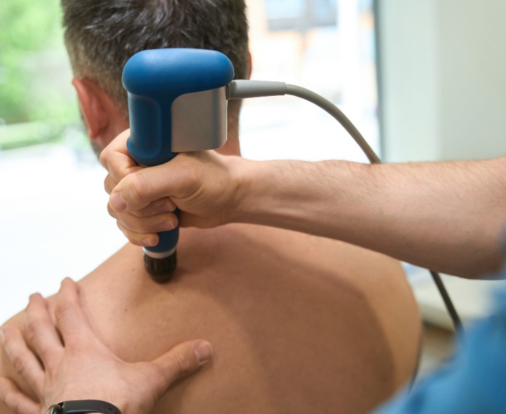 Therapist applying shockwave treatment